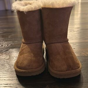 Ugg girls classic bowtie size 8T